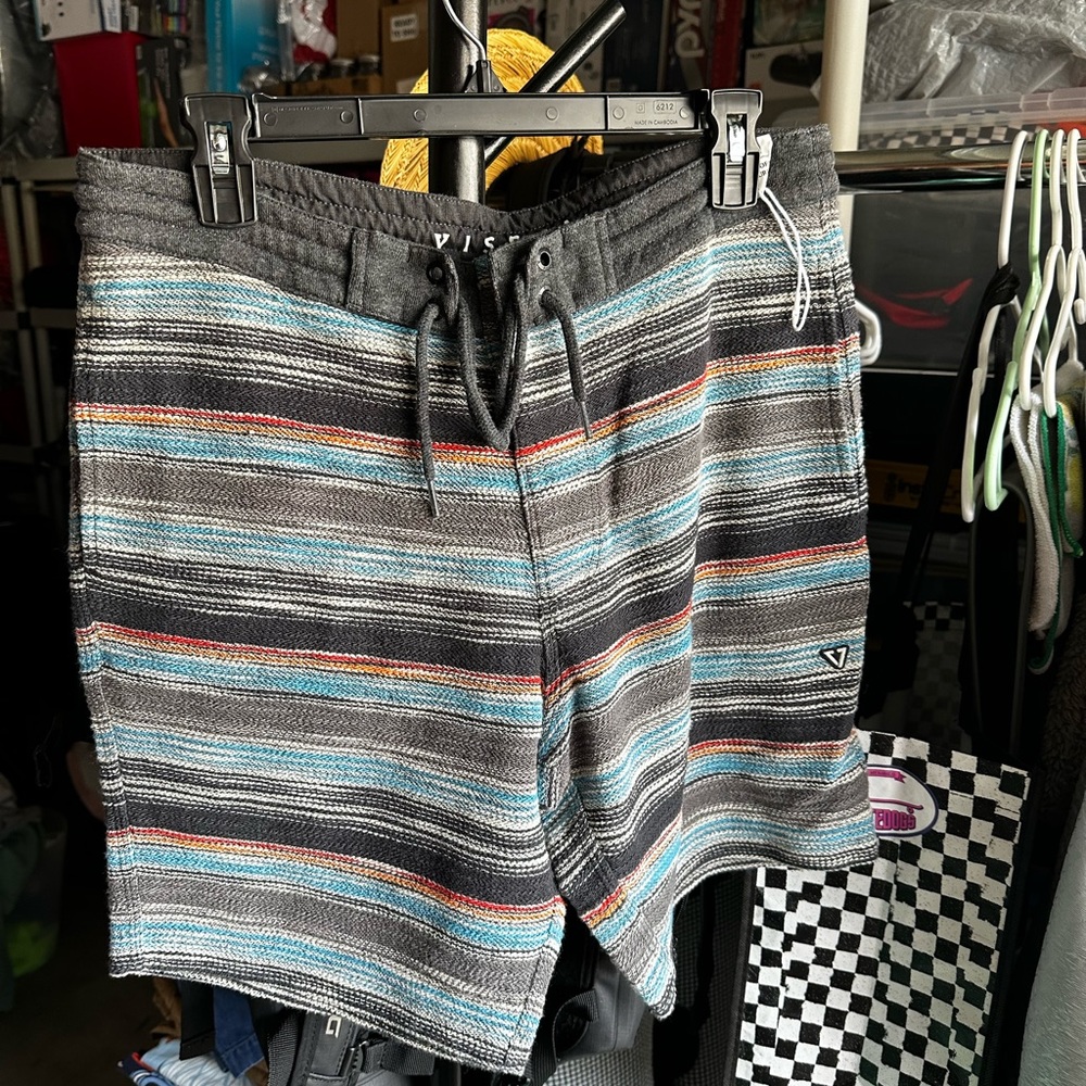VISSLA Shorts (M)